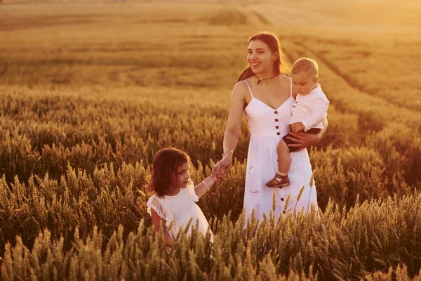 Vrolijke Familie Van Moeder Zoontje Dochtertje Die Zonnige Zomerdagen Vrije — Stockfoto