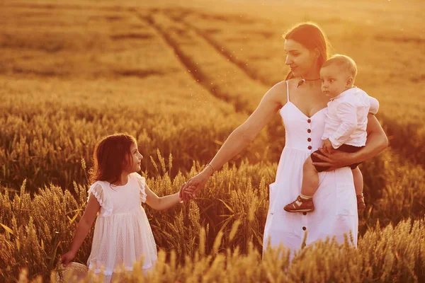 Vrolijke Familie Van Moeder Zoontje Dochtertje Die Zonnige Zomerdagen Vrije — Stockfoto