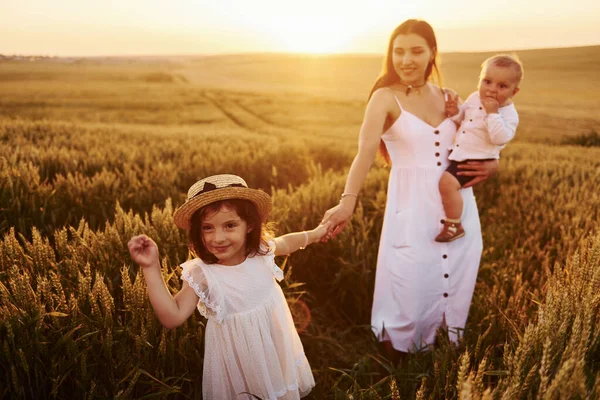 Vrolijke Familie Van Moeder Zoontje Dochtertje Die Zonnige Zomerdagen Vrije — Stockfoto