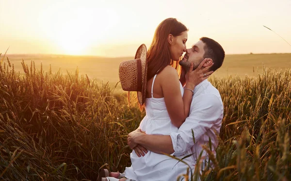 Casal Encantador Beijando Passando Tempo Livre Campo Hora Dia Ensolarado — Fotografia de Stock