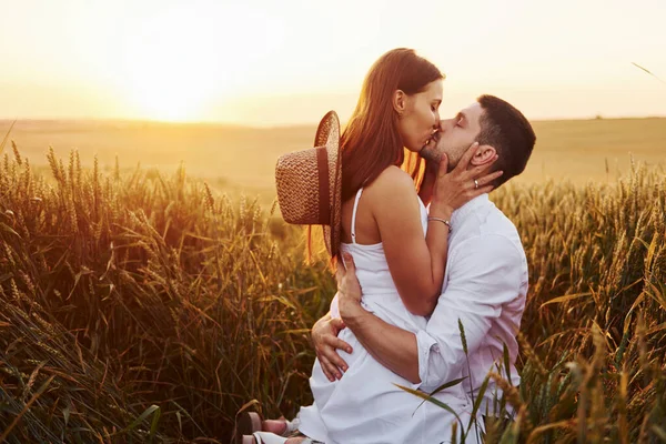 Casal Encantador Beijando Passando Tempo Livre Campo Hora Dia Ensolarado — Fotografia de Stock