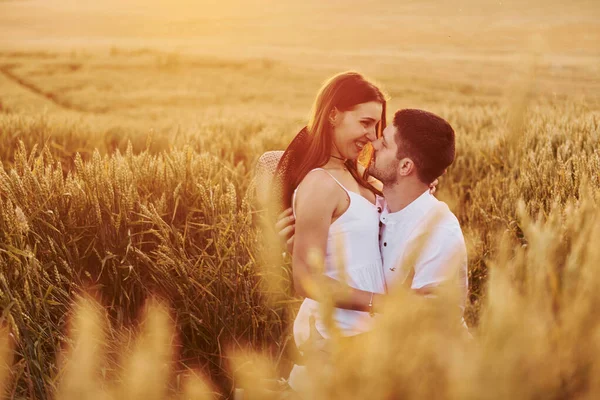 Casal Encantador Beijando Passando Tempo Livre Campo Hora Dia Ensolarado — Fotografia de Stock