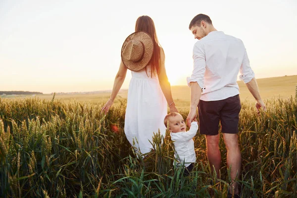 Mãe Pai Com Seu Filho Passando Tempo Livre Campo Dia — Fotografia de Stock