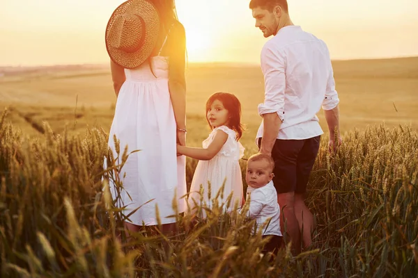 Vista Por Trás Família Quatro Pessoas Que Passam Tempo Livre — Fotografia de Stock