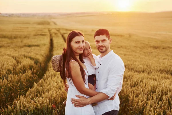 Gelukkig Gezin Brengt Vrije Tijd Het Veld Zonnige Dag Tijd — Stockfoto