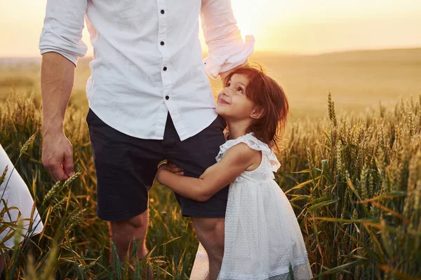 Chica Abraza Los Padres Padre Con Hija Pasar Tiempo Libre —  Fotos de Stock