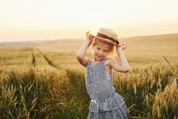 Liten Flicka Som Står Jordbruksfältet Kvällen Begreppet Sommarledig Tid — Stockfoto