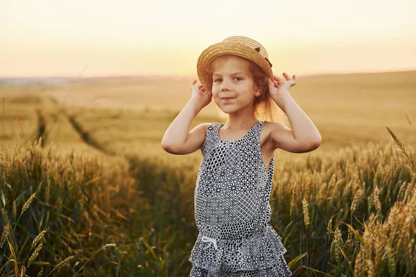 Kleines Mädchen Das Abends Auf Dem Feld Steht Konzeption Der — Stockfoto