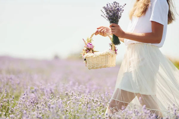 Vista Cerca Mujer Hermoso Vestido Blanco Que Uso Cesta Para —  Fotos de Stock