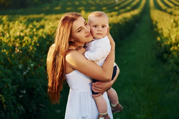 Positieve Moeder Met Haar Zoon Besteden Vrije Tijd Het Veld — Stockfoto