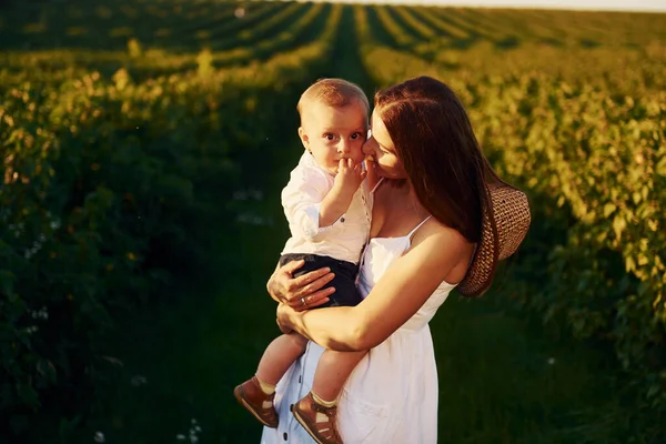 Positieve Moeder Met Haar Zoon Besteden Vrije Tijd Het Veld — Stockfoto