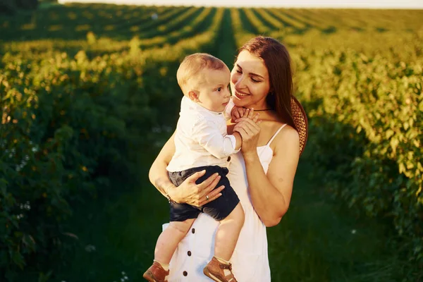 Positieve Moeder Met Haar Zoon Besteden Vrije Tijd Het Veld — Stockfoto