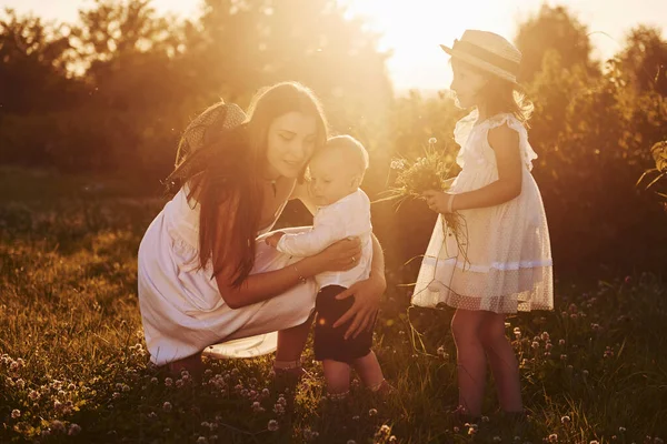 Alegre Familia Madre Hijo Pequeño Hija Pasar Tiempo Libre Campo — Foto de Stock