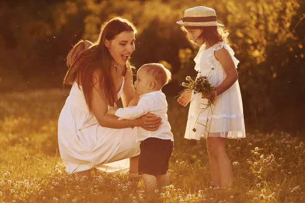 Vrolijke Familie Van Moeder Zoontje Dochtertje Die Zonnige Zomerdagen Vrije — Stockfoto