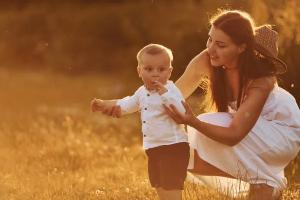 Mutlu anne oğluyla güneşli yaz günlerinde sahada vakit geçiriyor..