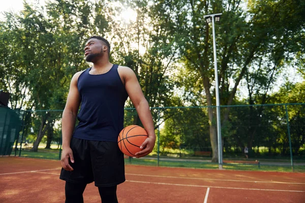 Afroamerikaner Steht Mit Ball Auf Dem Platz — Stockfoto