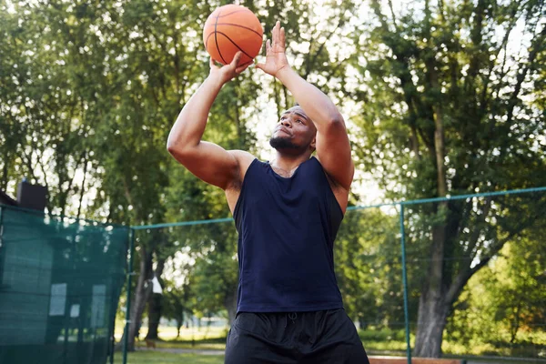 Afroamerikaner Spielt Basketball Auf Dem Platz — Stockfoto