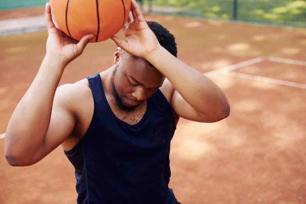 Afroamerikaner Spielt Basketball Auf Dem Platz — Stockfoto