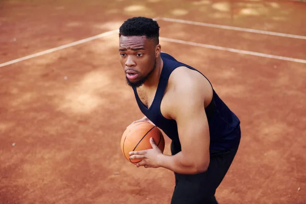 African American Man Plays Basketball Court Outdoors — Stock Photo, Image
