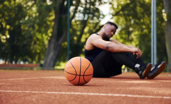 Tired African American Man Sits Ground Ball Court Outdoors Takes — Stock Photo, Image