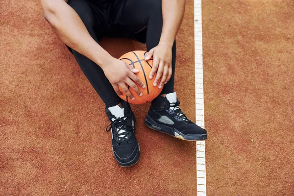 Müder Afrikanisch Amerikanischer Mann Sitzt Auf Dem Boden Mit Ball — Stockfoto