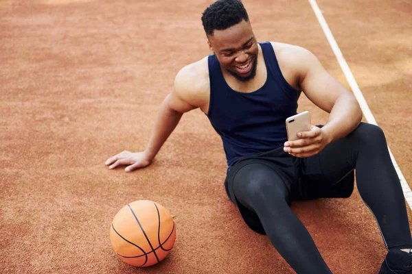 Telefon Afroamerikaner Spielt Basketball Auf Dem Platz — Stockfoto