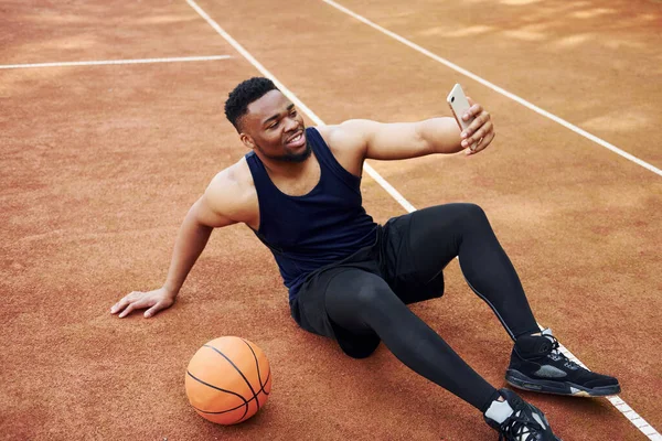 Selfie Machen Afroamerikaner Spielt Basketball Auf Dem Platz — Stockfoto