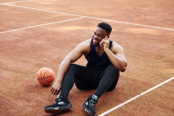 Telefonische Gespräche Afroamerikaner Spielt Basketball Auf Dem Platz — Stockfoto