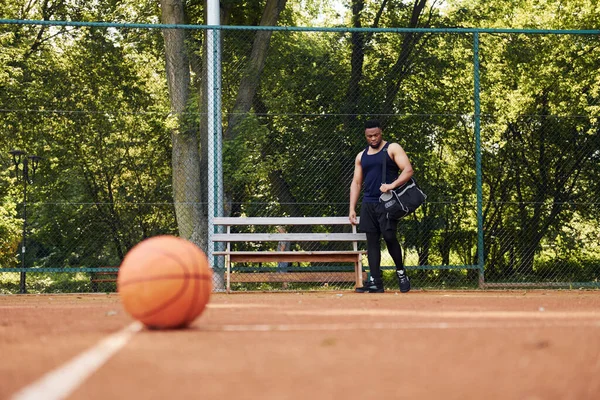 Schöne Grüne Bäume Hintergrund Afroamerikaner Spielt Basketball Auf Dem Platz — Stockfoto