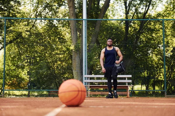 Gyönyörű Zöld Fák Háttérben Afrikai Amerikai Férfi Kosárlabdázik Pályán Szabadban — Stock Fotó