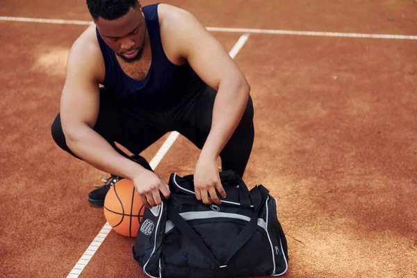 Κάθεται Μαύρη Τσάντα Και Ετοιμάζεται Για Παιχνίδι Αφροαμερικάνος Παίζει Μπάσκετ — Φωτογραφία Αρχείου