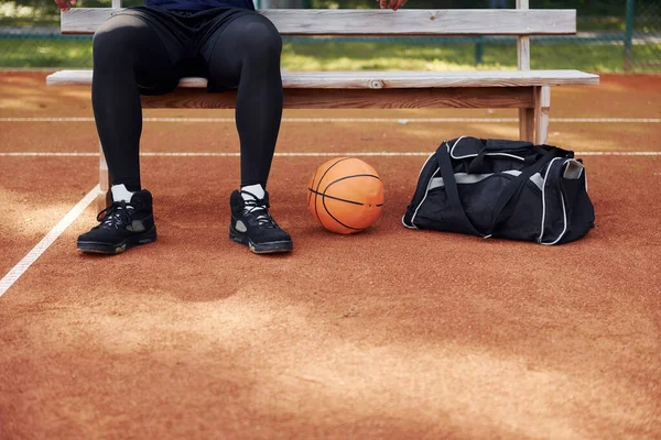 Sitzt Mit Schwarzer Tasche Und Bereitet Sich Auf Das Spiel — Stockfoto