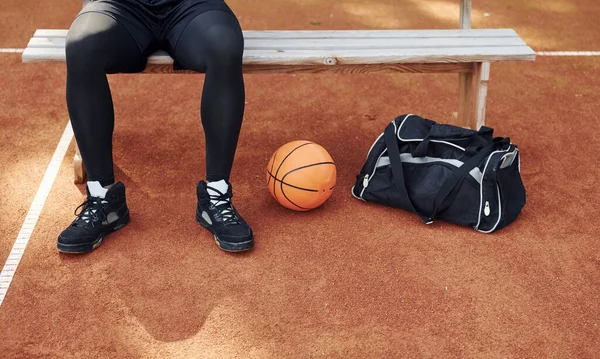 Fekete Zsákkal Készül Játékra Afrikai Amerikai Férfi Kosárlabdázik Pályán Szabadban — Stock Fotó