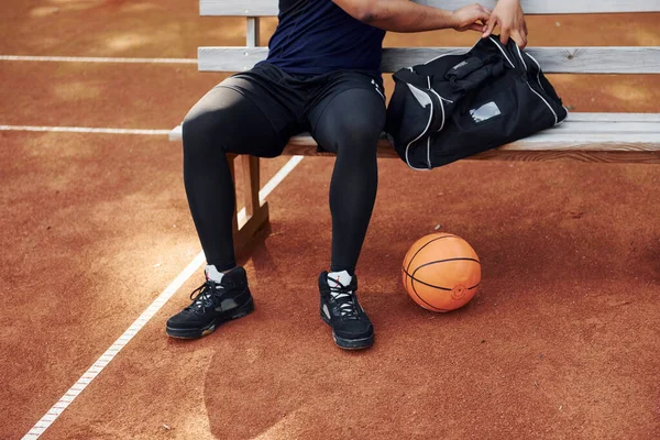 가방을 경기를 아프리카 미국인 야외에서 농구를 — 스톡 사진