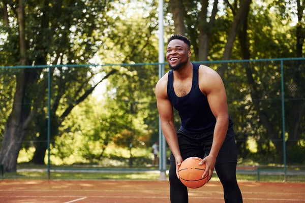 Afroamerikaner Mit Mädchen Spielt Basketball Auf Dem Platz Freien — Stockfoto