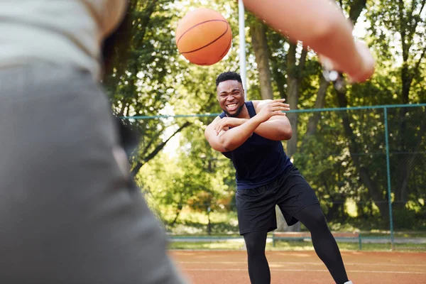 Afroamerikaner Mit Mädchen Spielt Basketball Auf Dem Platz Freien — Stockfoto