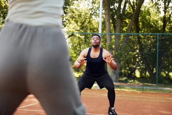 Afroamerikansk Man Med Flicka Spelar Basket Planen Utomhus — Stockfoto