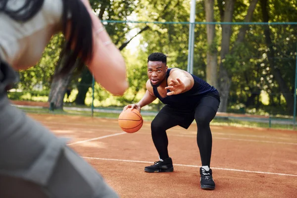 Afroamerikansk Man Med Flicka Spelar Basket Planen Utomhus — Stockfoto