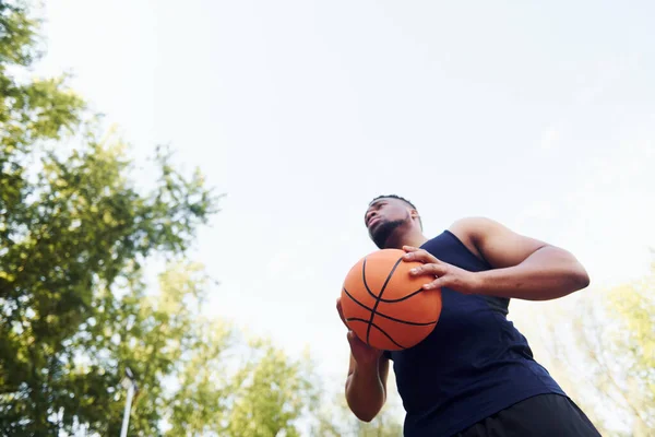 Molnigt Väder Afrikansk Amerikansk Man Spelar Basket Planen Utomhus — Stockfoto