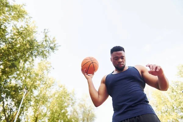 Bewölkt Afroamerikaner Spielt Basketball Auf Dem Platz — Stockfoto