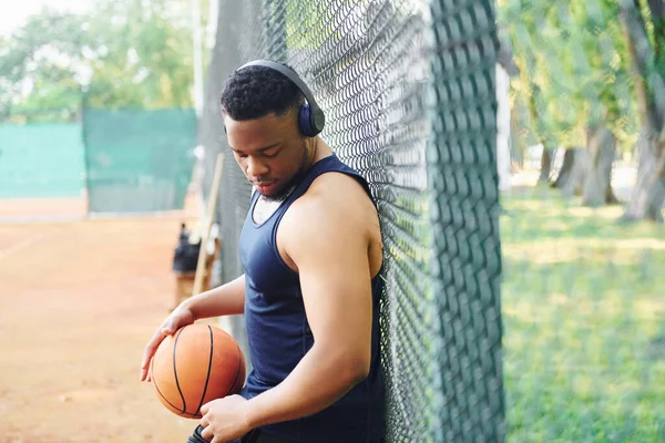 Afroamerikanischer Mann Mit Drahtlosen Kopfhörern Macht Pause Und Lehnt Sich — Stockfoto