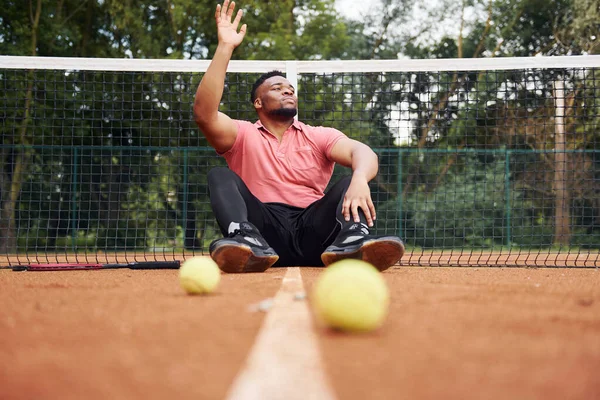 Sitter Nära Nätet Och Tar Paus Afroamerikansk Man Rosa Skjorta — Stockfoto