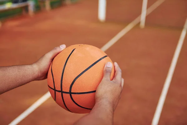 Dritte Person Nahsicht Afroamerikaner Spielt Basketball Auf Dem Platz — Stockfoto