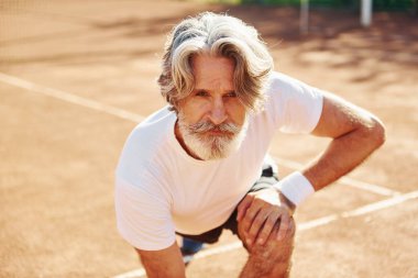 Egzersiz yapıyorum. Son sınıf modern stil adamı gündüz vakti spor sahasında..