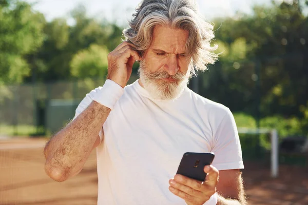 Com Telefone Auscultadores Sénior Moderno Elegante Homem Livre Campo Desportivo — Fotografia de Stock