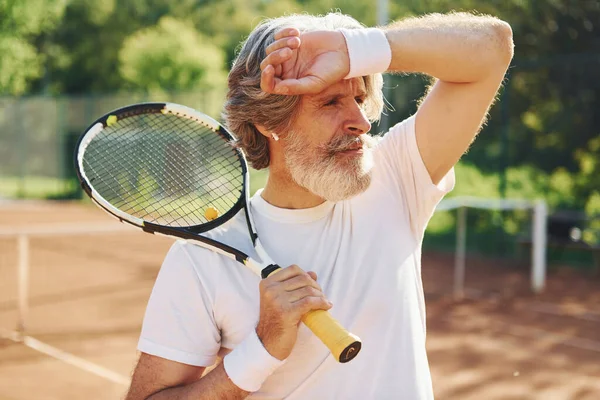 Senior Moderne Stijlvolle Man Buiten Tennis Coart Overdag Met Racket — Stockfoto