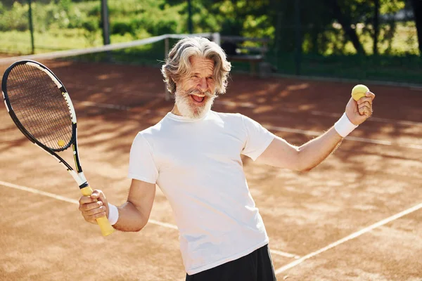Vieren Overwinning Senioren Moderne Stijlvolle Man Met Racket Buiten Tennisbaan — Stockfoto