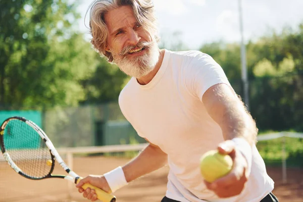 Speel Een Spelletje Senioren Moderne Stijlvolle Man Met Racket Buiten — Stockfoto