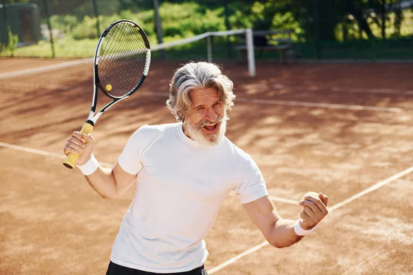 Senioren Moderne Stijlvolle Man Met Racket Buiten Tennisbaan Overdag — Stockfoto