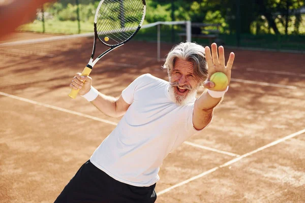Speel Een Spelletje Senioren Moderne Stijlvolle Man Met Racket Buiten — Stockfoto